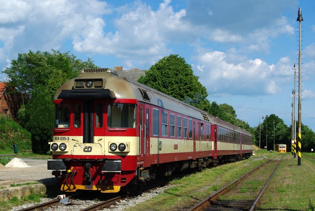 854.035 jako SP 1938/9 Kokonsko stoj odstaven ve sv vchoz stanici Meno na 3. stanin koleji.