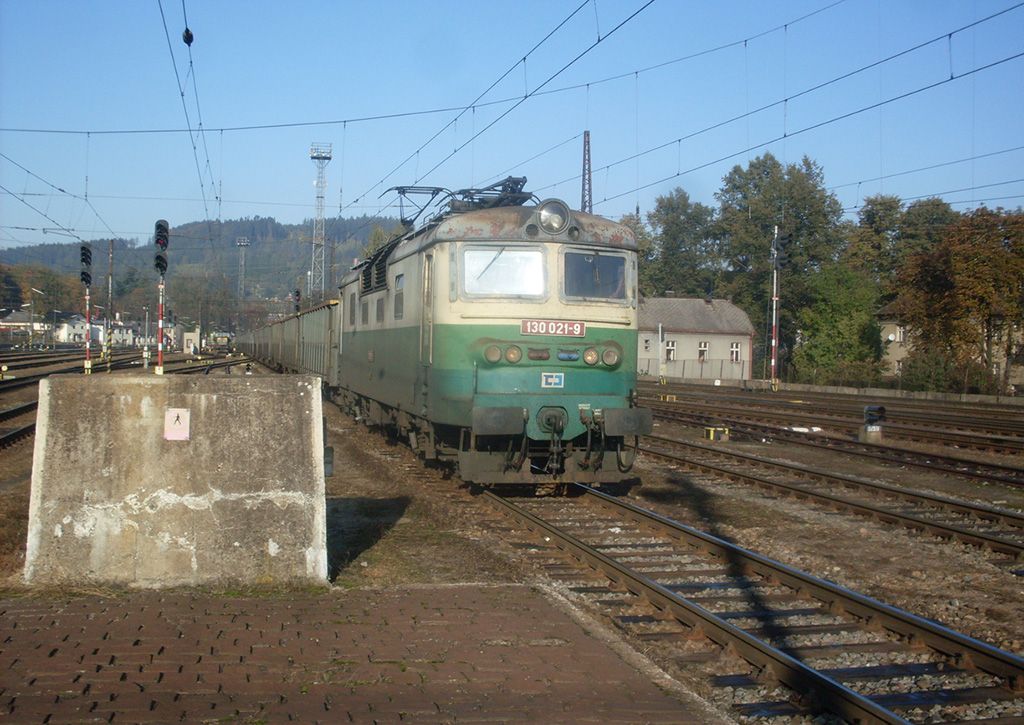 130 021-9 projd s nkladnm vlakem eskou Tebovou (22. 10. 2011)