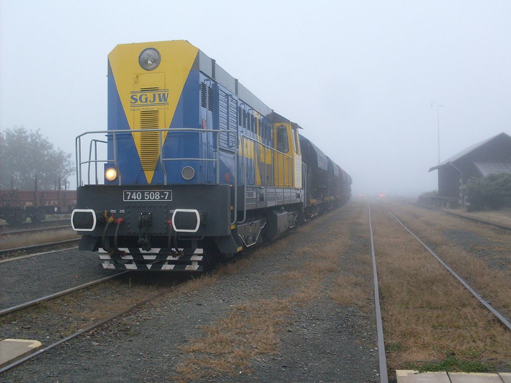 740 508-7 SGJW s nkladnm vlakemv Chornici (22. 10. 2011)