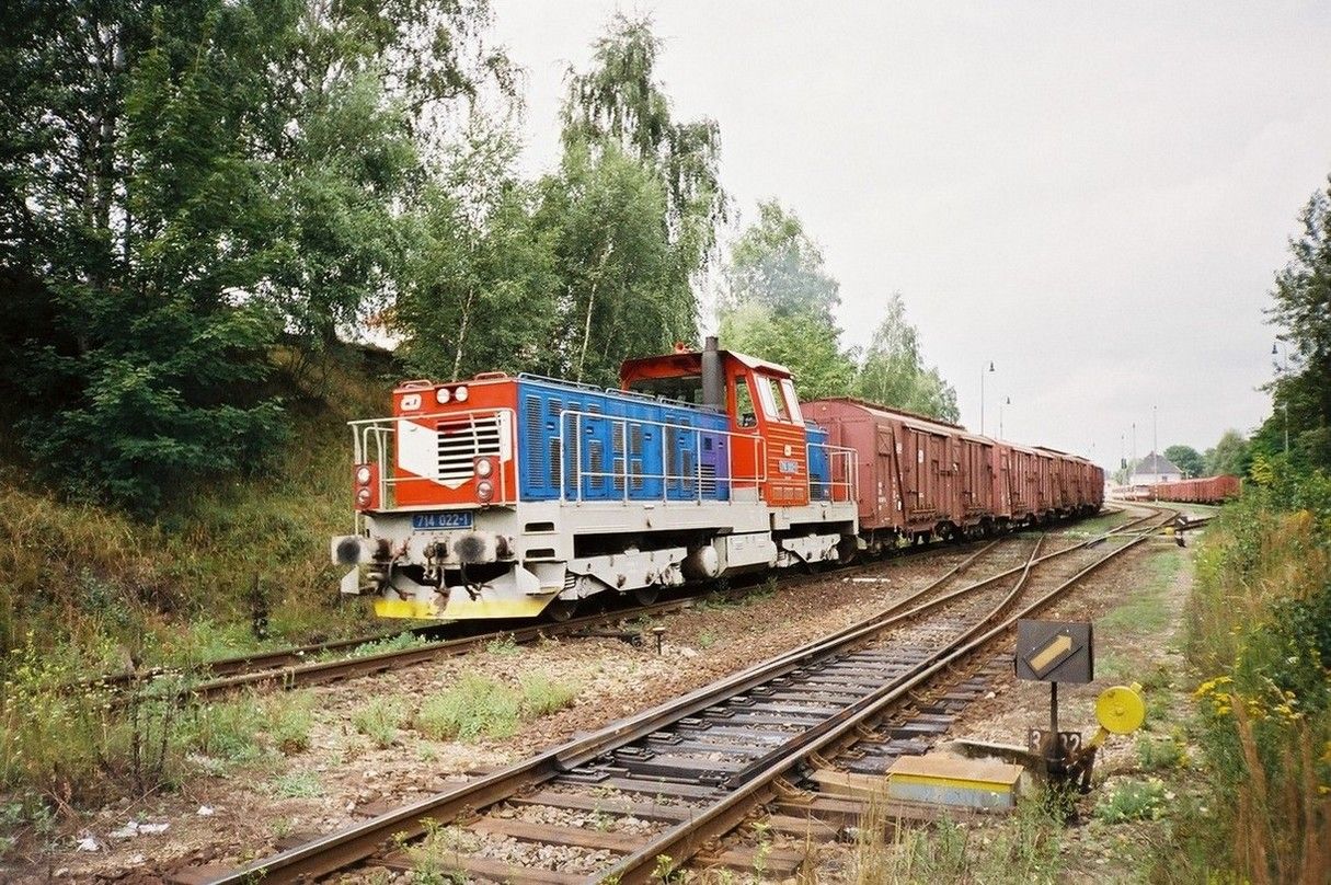 714.022 v nkl. vlaku do Berouna odjd ze st. Rakovnk, 2.8.2002