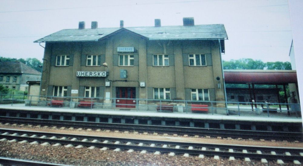 Uhersko, stanice s neobvyklou konfigurac kolejit a nstupi.