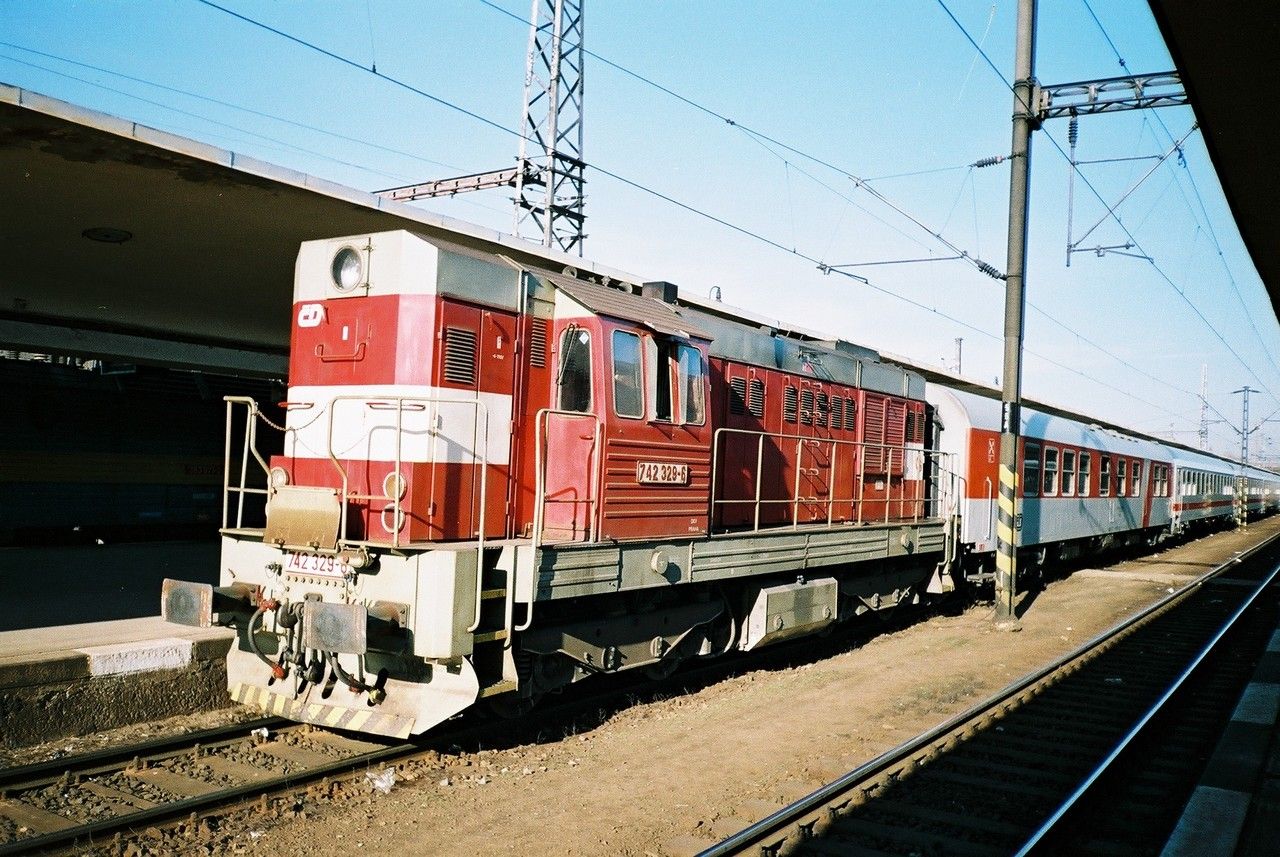 742.329 pi posunu se soupravou ve st. Praha-Smchov, 2.2.2002