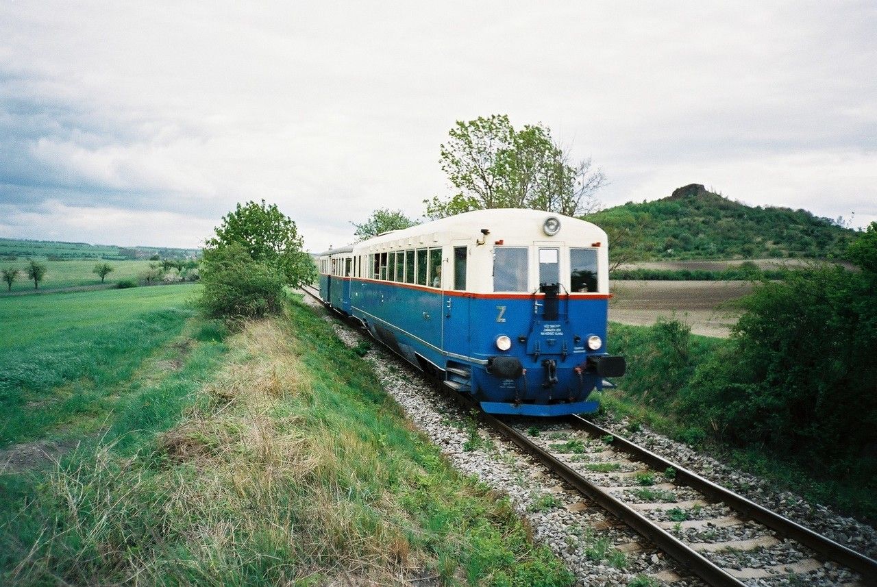 M 274.004 jede od Chluman ve zvl. vlaku ze Slanho do Loun, 3.5.2003