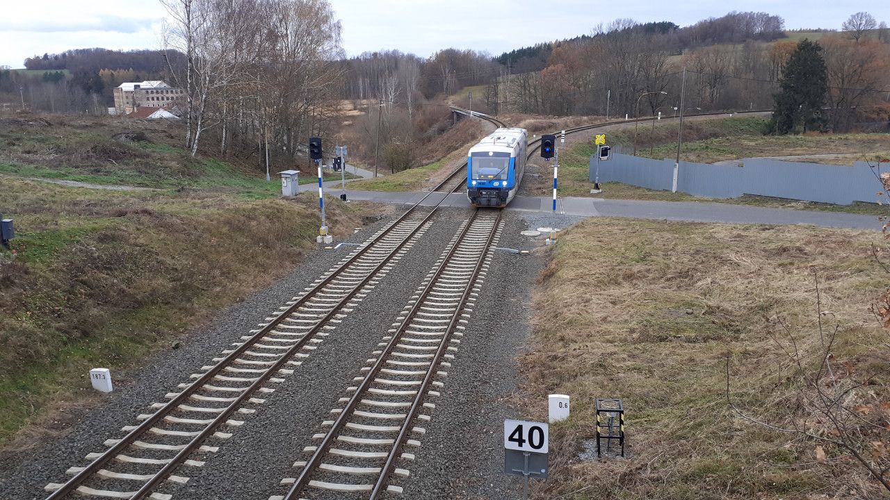 Pohled z mostu zkorozchodky na vlak z Jindichovic do Frdlantu
