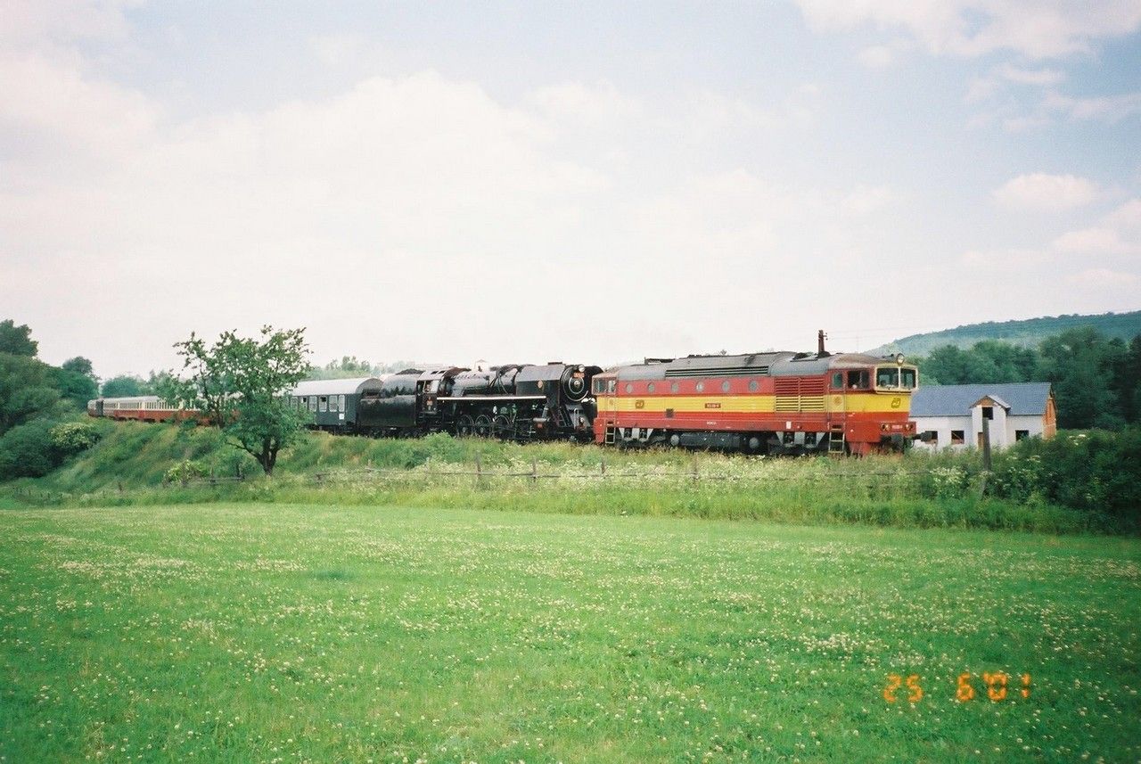 753.212+475.111 v soupravovm vlaku z Lun do Plzn odjd z Rakovnka 25.6.2001