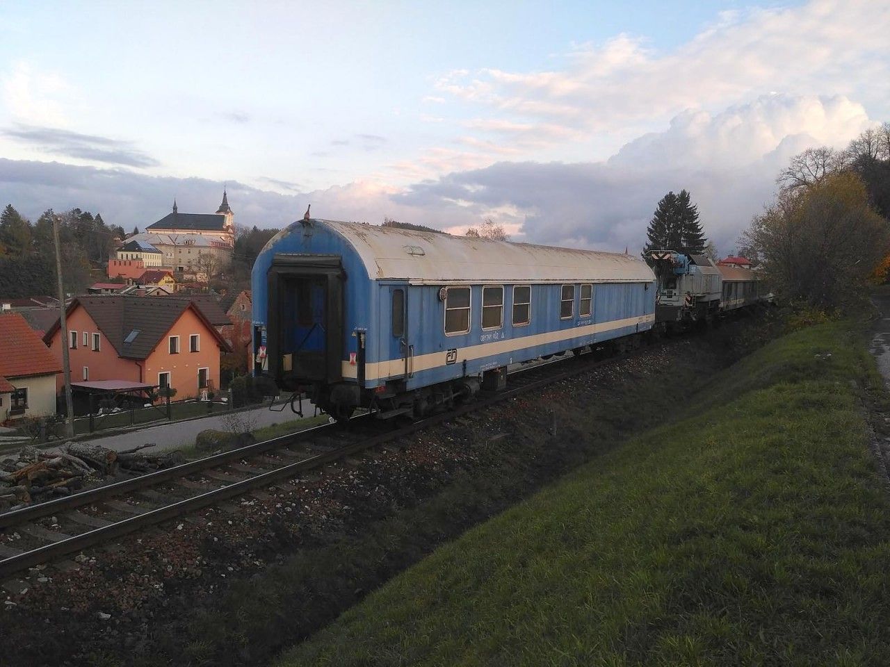 Nehodovy vlak v cele s HV 754.060 pred zastavkou Nova Paka mesto, 29.10.2019