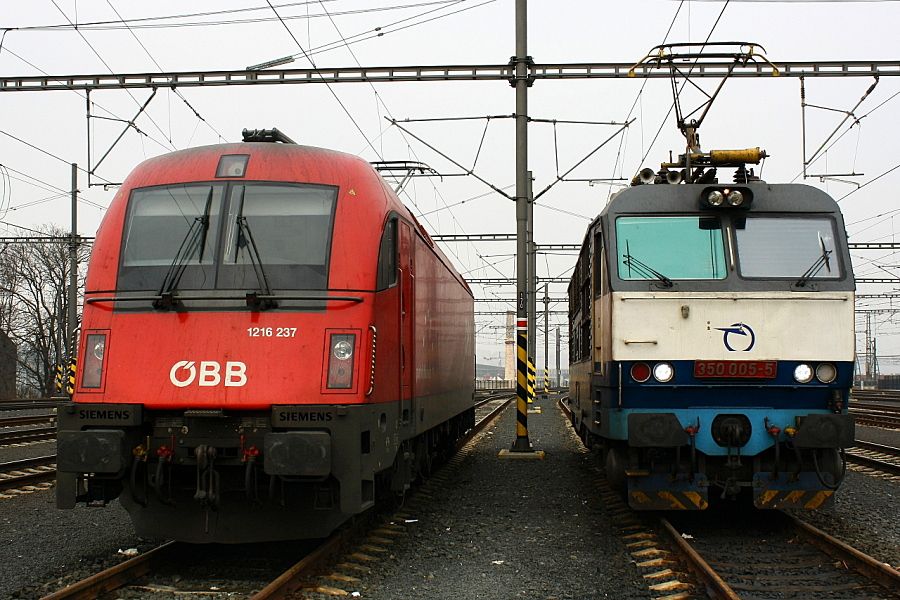 Setkn lokomotivy 1216.237 BB a 350.005 ZSSK, Praha hl.n., 2.2.2011