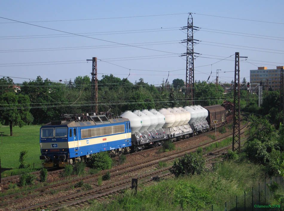 363.051, Praha Skalka (ped Maleicemi), jeden z odklon, ve vlaku tak 2 podvozky pro 230.059