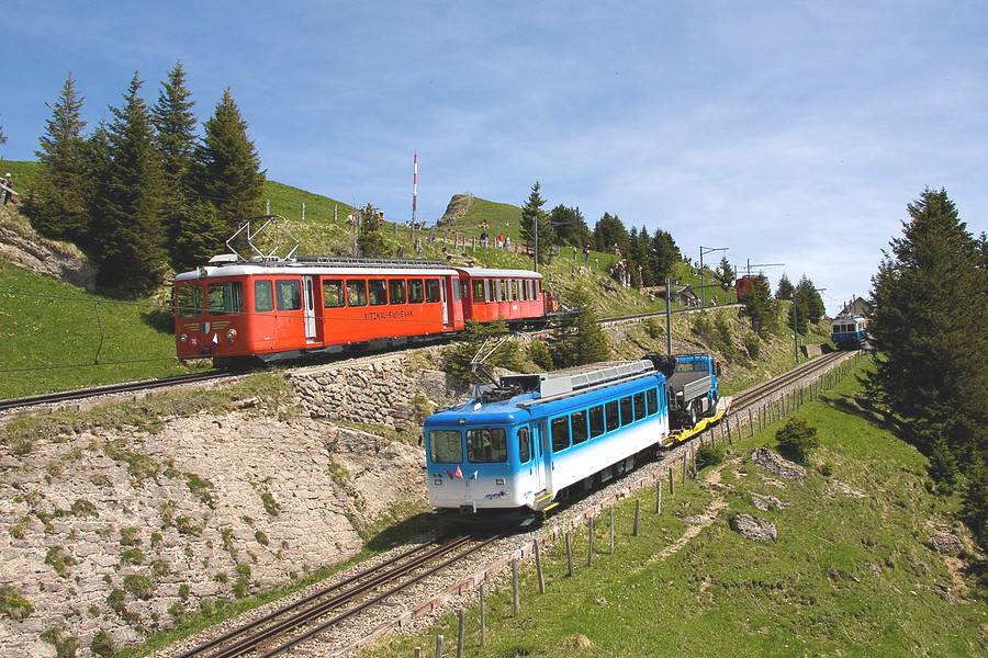 CH Rigibahn ARB BDhe 2-4 mit einem Flachwagen fr Fahrzeugtransporte