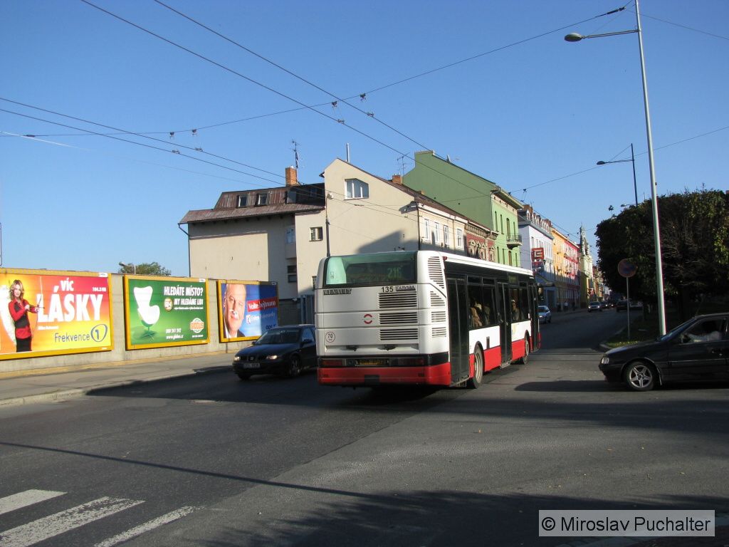 Ev. . 135 (Renault Karosa city bus) v Krnovsk ulici.