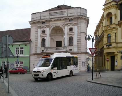 Minibus ped historickou budovou mstskho divadla, kter dnes nese jmno tborskho rodka, hudebnho skladatele Oskara Nedbala.
