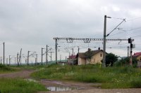 Zhlav te stanice i s nkdejm rakouskm strnm domkem. Vlevo odbouje tra smr Vatra Dornei, vpravo (v pozad) smr Vicani a rumunsko-ukrajinsk hranice.