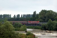 Jeden z mla osobnch vlak, kter jet jezd v seku (Suceava -) Drmneti - Cacica na most pes eku Suceavu. V jeho ele je modernizovan lokomotiva ady 461.