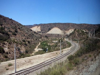 Mezi stanicemi El Salto a Quilpu, koleje se zde oddaluj.