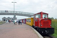 Lokomotiva . 5 v ele osobnho vlaku v pstavu Langeoog.