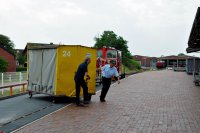 Vykldka kontejneru z vlaku na ndra Langeoog.