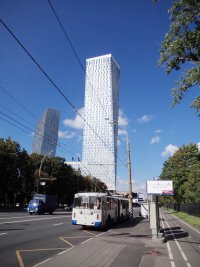 Na lince č. 34 se souborem mrakodrapů zvanýmch Dom na Mosfiľmovskoj.