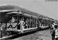 Zahájení provozu s elektrickými tramvajemi v roce 1907 na konečné El Valle. Zřejmá je splítka dvou rozchodů.