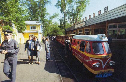 Vlak ve stanici Pervomajskaja.