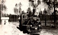 Lokomotiva na trati krátce po zprovoznění dráhy v roce 1955.